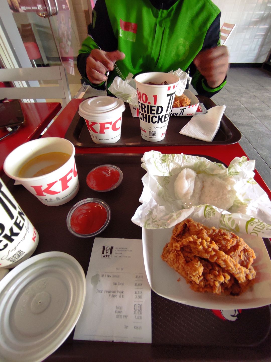 Pengalaman mengharukan saat traktir makan driver ojol.