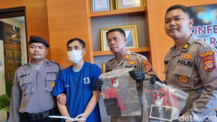 Pelaku penggelapan modus sewa akun ojol yakni AAD (30) karena terjerat utang akibat judi online slot, Senin (18/9/2023).