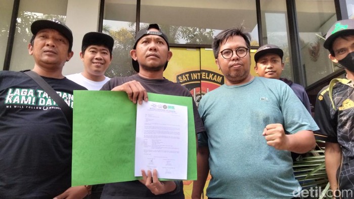 Perwakilan Bonek, Suporter Persebaya menyampaikan surat pemberitahuan tentang aksi demo besar-besaran Bonek di Grahadi.