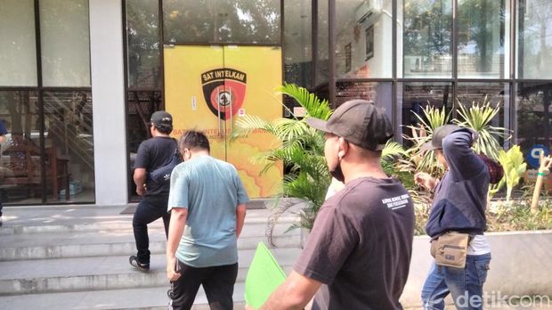 Perwakilan Bonek, Suporter Persebaya menyampaikan surat pemberitahuan tentang aksi demo besar-besaran Bonek di Grahadi.