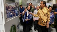 (kiri-kanan) Vera Galuh Sugijanto, VP General Secretary Danone Indonesia menceritakan proses pengumpulan dan penukaran botol plastik paska konsumsi menggunakan inovasi Reverse Vending Machine (RVM) hasil kerja sama Danone-AQUA dengan Plastic Pay kepada Joko Widodo, Presiden Republik Indonesia saat berkunjung ke salah satu booth Danone-AQUA di Festival LIKE 2023 di Indonesia Arena, Gelora Bung Karno, Jakarta, Senin (18/9/2023). 