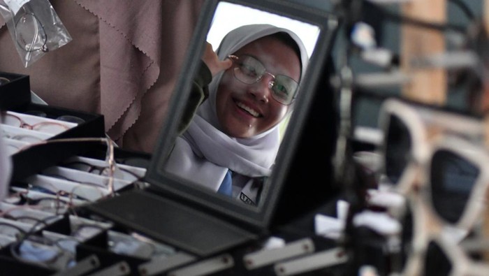 Siswa SMA mengikuti pemeriksaan kesehatan mata di SMAN 5, Kota Bogor, Jawa Barat, Senin (18/9/2023). Pemeriksaan kesehatan mata yang diselenggarakan gratis dalam rangka memperingati HUT ke-78 Palang Merah Indonesia tersebut bertujuan untuk mendeteksi masalah kesehatan mata pada anak usia sekolah. ANTARA FOTO/Arif Firmansyah/rwa.