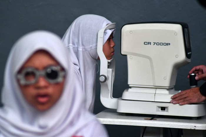 Siswa SMA mengikuti pemeriksaan kesehatan mata di SMAN 5, Kota Bogor, Jawa Barat, Senin (18/9/2023). Pemeriksaan kesehatan mata yang diselenggarakan gratis dalam rangka memperingati HUT ke-78 Palang Merah Indonesia tersebut bertujuan untuk mendeteksi masalah kesehatan mata pada anak usia sekolah. ANTARA FOTO/Arif Firmansyah/rwa.