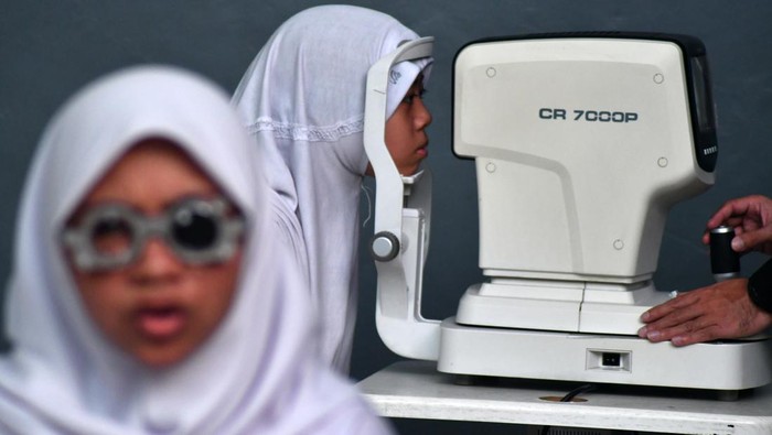 Siswa SMA mengikuti pemeriksaan kesehatan mata di SMAN 5, Kota Bogor, Jawa Barat, Senin (18/9/2023). Pemeriksaan kesehatan mata yang diselenggarakan gratis dalam rangka memperingati HUT ke-78 Palang Merah Indonesia tersebut bertujuan untuk mendeteksi masalah kesehatan mata pada anak usia sekolah. ANTARA FOTO/Arif Firmansyah/rwa.