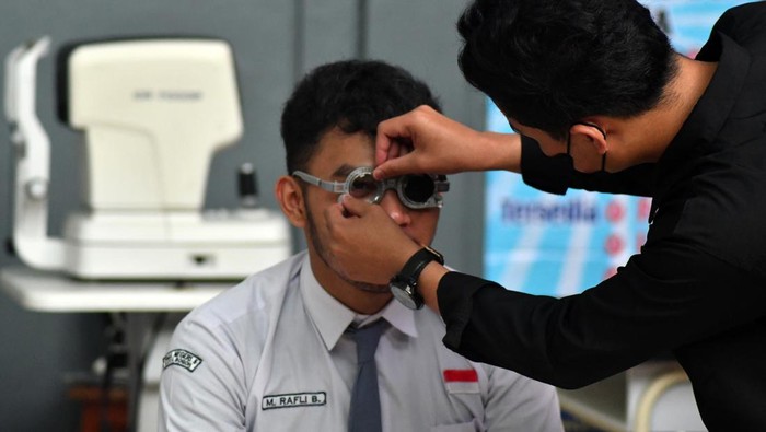 Siswa SMA mengikuti pemeriksaan kesehatan mata di SMAN 5, Kota Bogor, Jawa Barat, Senin (18/9/2023). Pemeriksaan kesehatan mata yang diselenggarakan gratis dalam rangka memperingati HUT ke-78 Palang Merah Indonesia tersebut bertujuan untuk mendeteksi masalah kesehatan mata pada anak usia sekolah. ANTARA FOTO/Arif Firmansyah/rwa.