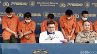 Para tersangka dijerat Pasal 27 ayat (1) jo Pasal 45 ayat (1) UU No.19 Tahun 2016 tentang perubahan atas UU No.11 Tahun 2008 tentang ITE.