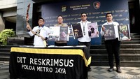 Direktur Reserse Kriminal Khusus Polda Metro Jaya Kombes Ade Safri Simanjuntak mengatakan, Sembilan tersangka tersebut adalah RK, GR, TH, MM, DWK, AN, GR, WYRP, dan MFD, dua diantaranya dibawah umur.