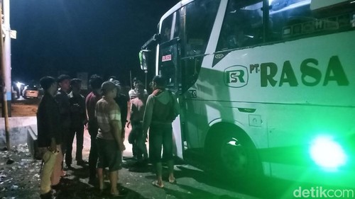 Polisi menggeledah bus yang hendak membawa lima PMI ilegal di Woja, Dompu, NTB.