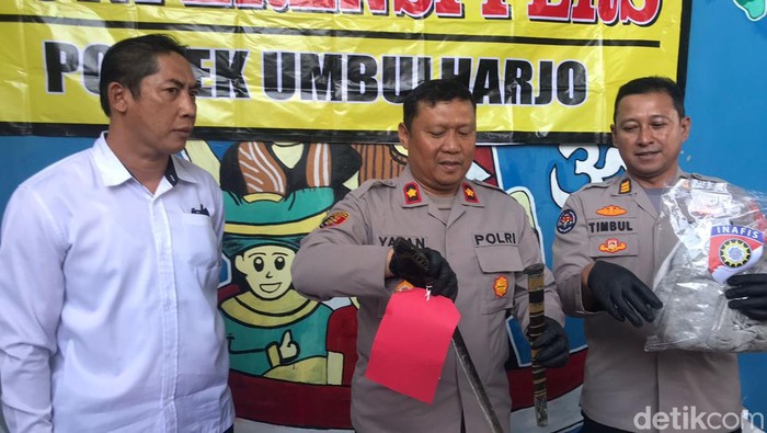 Polisi menunjukkan barang bukti kasus pembacokan di Umbulharjo, Jogja, Senin (18/9/2023).