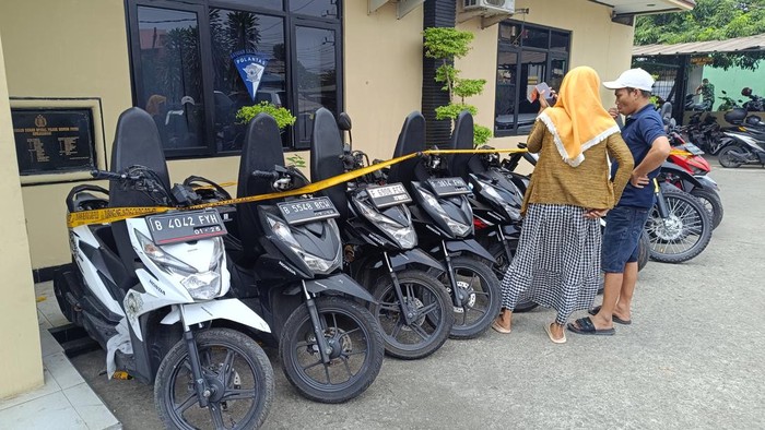 Polisi menyita 11 motor yang ditampung di rumah kontrakan di Bogor.