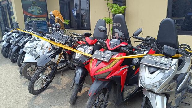 Polisi menyita 11 motor yang ditampung di rumah kontrakan di Bogor.
