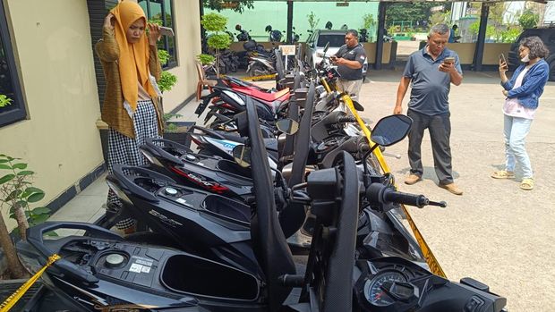 Polisi menyita 11 motor yang ditampung di rumah kontrakan di Bogor.