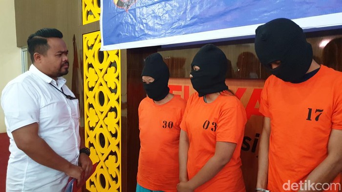Polisi saat paparkan kasus klinik aborsi. (Goklas Wisely/detikSumut)