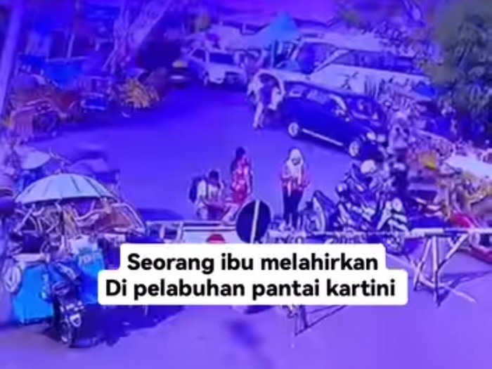 Postingan video seorang ibu melahirkan di depan Pelabuhan Kartini, Jepara, Minggu (17/9/2023).