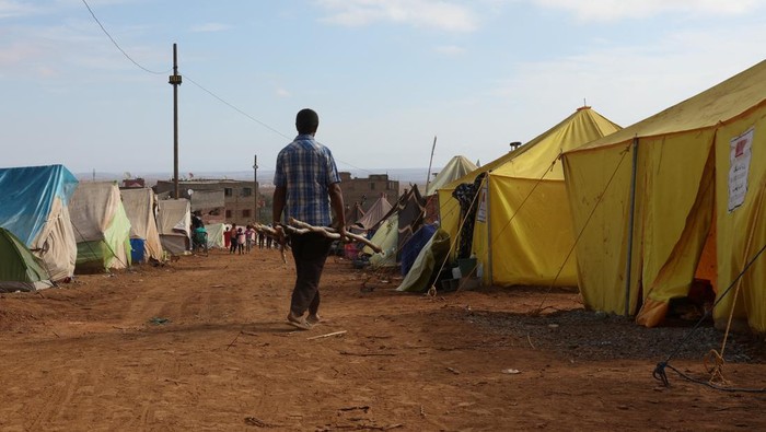 Potret Kondisi Korban Gempa Maroko di Tenda Darurat A person walks next to tents in the aftermath of a deadly earthquake, at Regraga camp, in Amizmiz, Morocco September 17, 2023. REUTERS/Emilie Madi