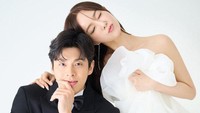Lim Jeong Hee (kanan) bergaya gemas di samping calon suaminya. Keduanya akan menikah pada 3 Oktober mendatang. (Foto: dok. P&B Entertainment) 