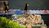Sampah yang diangkut didominasi oleh sampah plastik. Permukaan Kali Angke sendiri tampak berwarna hitam.  