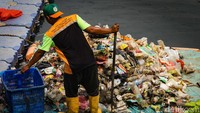 Sampah yang mencemari sungai ini kemudian diangkut petugas untuk dibawa ke tempat pembuangan atau pengolahan sampah.  