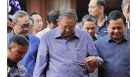 SBY ditemani putranya sekaligus Ketum Demokrat Agus Harimurti Yudhoyono (AHY). Prabowo yang mengenakan kemeja berwarna biru gelap menyapa langsung SBY ketika turun dari mobil. Kedua tokoh saling bersalaman dan bertukar senyum. (Foto: dok. Instagram Prabowo Subianto)