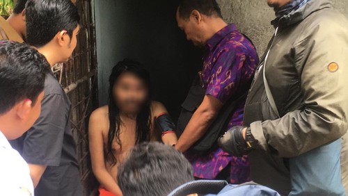 Pria dengan gangguan jiwa berinisial IMSA ditemui petugas Dinas Kesehatan Badung dan RSJ Provinsi Bali di kediamannya, di Desa Punggul, Kecamatan Abiansemal, Badung, Bali, Senin (18/9/2023). (Foto: Zahwadiva Sosiawan Putri/detikBali)