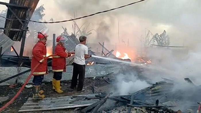 Proses pemadaman rumah kebakaran di Desa Tangkas, Klungkung. Sedikitnya 4 rumah ludes terbakar, Senin (18/9/2023). (Putu Krista/detikBali)