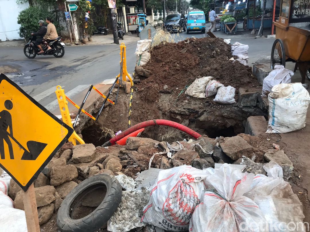 Proyek galian saluran air di Jl Asem Baris Raya, Tebet, Jaksel, 18 September 2023. (Fitrya Anugrah Kusuma/magang detikcom)