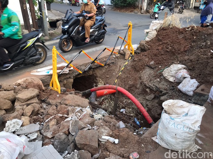 Proyek galian saluran air di Jl Asem Baris Raya, Tebet, Jaksel, 18 September 2023. (Fitrya Anugrah Kusuma/magang detikcom)
