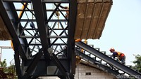 Jembatan itu menghubungkan akses dari kawasan Pakubuwono dan Stasiun Kebayoran.  