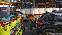 Selama proyek ini berlangsung, warga terpaksa menyeberang di jalan raya.  