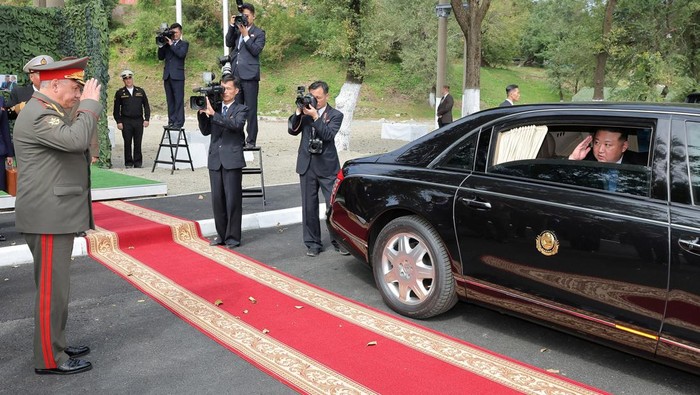Pulang ke Korut, Kim Jong Un Tempuh 254 Km Naik Kereta dari Rusia North Korean leader Kim Jong Un departs Vladivostok, Russia, September 17, 2023 in this picture released by the Korean Central News Agency on September 18, 2023. KCNA via REUTERS ATTENTION EDITORS - THIS IMAGE WAS PROVIDED BY A THIRD PARTY. REUTERS IS UNABLE TO INDEPENDENTLY VERIFY THIS IMAGE. NO THIRD PARTY SALES. SOUTH KOREA OUT. NO COMMERCIAL OR EDITORIAL SALES IN SOUTH KOREA.