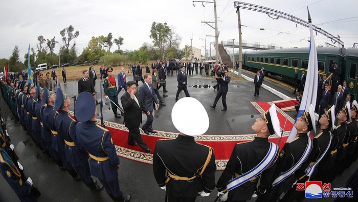 Pulang ke Korut, Kim Jong Un Tempuh 254 Km Naik Kereta dari Rusia North Korean leader Kim Jong Un departs Vladivostok, Russia, September 17, 2023 in this picture released by the Korean Central News Agency on September 18, 2023. KCNA via REUTERS ATTENTION EDITORS - THIS IMAGE WAS PROVIDED BY A THIRD PARTY. REUTERS IS UNABLE TO INDEPENDENTLY VERIFY THIS IMAGE. NO THIRD PARTY SALES. SOUTH KOREA OUT. NO COMMERCIAL OR EDITORIAL SALES IN SOUTH KOREA.