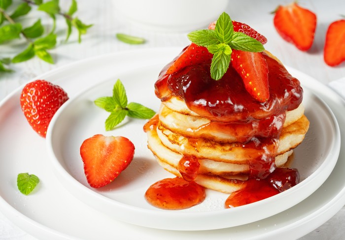 Resep Pancake Empuk Saus Stroberi