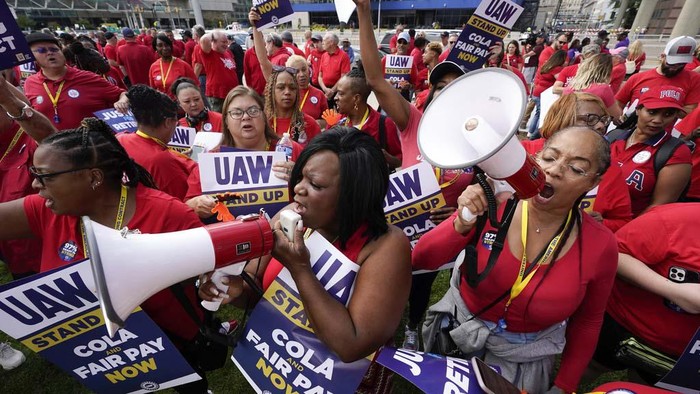 Ribuan Buruh Pabrik Mobil di AS Mogok, GM hingga Ford Kelimpungan FILE - United Auto Workers members attend a rally in Detroit, Friday, Sept. 15, 2023. The UAW is conducting a strike against Ford, Stellantis and General Motors. (AP Photo/Paul Sancya, File)