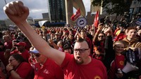 Serikat Pekerja United Auto Workers (UAW) meluncurkan pemogokan serentak di tiga pabrik utama yang dimiliki oleh General Motors (GM), Ford, dan Stellantis (induk Chrysler). Tindakan ini memulai aksi mogok pekerja industri paling besar dalam beberapa dekade di Amerika Serikat. 