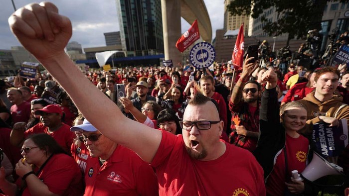 Ribuan Buruh Pabrik Mobil di AS Mogok, GM hingga Ford Kelimpungan FILE - United Auto Workers members attend a rally in Detroit, Friday, Sept. 15, 2023. The UAW is conducting a strike against Ford, Stellantis and General Motors. (AP Photo/Paul Sancya, File)