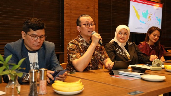 (Ketiga Kiri) Sekretaris Umum Perhumas, Benny Siga Butarbutar, Ketua Umum Perhumas, Boy Kelana Soebroto (tengah) Wakil Ketua Umum Perhumas bid. Pelatihan Kehumasan, Nurlaela Arief (ketiga kanan) berbincang saat sosialisasi Perhumas Indicators, Jakarta, (18/09).