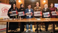 (Ketiga Kiri) Sekretaris Umum Perhumas, Benny Siga Butarbutar, Ketua Umum Perhumas, Boy Kelana Soebroto (tengah) Wakil Ketua Umum Perhumas bid. Pelatihan Kehumasan, Nurlaela Arief (ketiga kanan) berbincang saat sosialisasi Perhumas Indicators, Jakarta, Senin (18/9/2023).