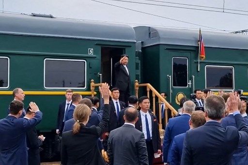 Dalam cuplikan video yang diambil dari cuplikan selebaran yang dirilis oleh Kementerian Sumber Daya Alam dan Lingkungan Rusia pada 17 September 2023, pemimpin Korea Utara Kim Jong Un (tengah) melambai sebelum naik kereta api saat upacara perpisahan di akhir kunjungannya ke Rusia di stasiun kereta Artyom dekat Vladivostok, di wilayah Primorsky (Photo by Handout / Ministry of Natural Resources and Environment of Russia / AFP) / RESTRICTED TO EDITORIAL USE - MANDATORY CREDIT 