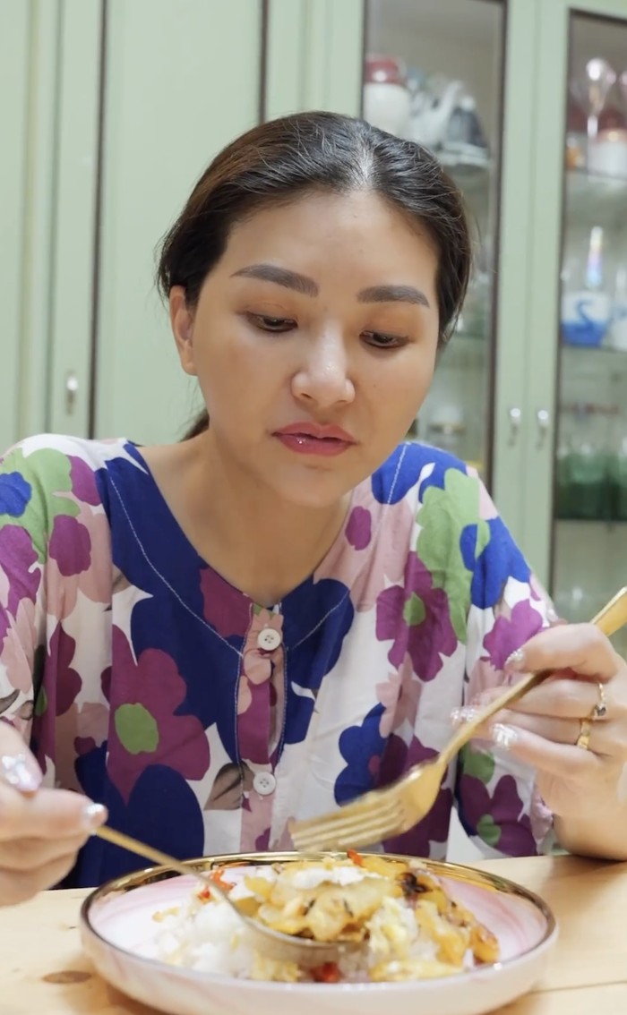 Sarwendah Semangat Makan Lalapan dan Bikin Bekal Anak, Ini Potretnya