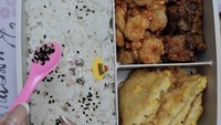 Kali ini Sarwendah membuatkan bekal untuk suaminya, Ruben Onsu. Tampak ada udang balado dan bakwan jagung sebagai lauk utamanya. Foto: Instagram sarwendah29