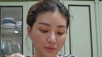 Menu lalapan Sarwendah memang simpel, tapi terlihat menarik selera. Selain sayuran, ia juga menambahkan sumber karbohidrat berupa soun. Foto: Instagram sarwendah29