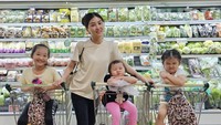 Tak hanya hobi masak, Sarwendah juga hobi belanja bulanan sendiri nih. Ditemani 2 anak dan 1 keponakannya, ia sempatkan belanja bahan makanan di supermarket. Foto: Instagram sarwendah29