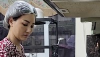Setiap pagi, Sarwendah memulai hari dengan masak dulu. Ia menggunakan daster dan hair cap untuk melindunginya dari aroma masakan. Foto: Instagram sarwendah29
