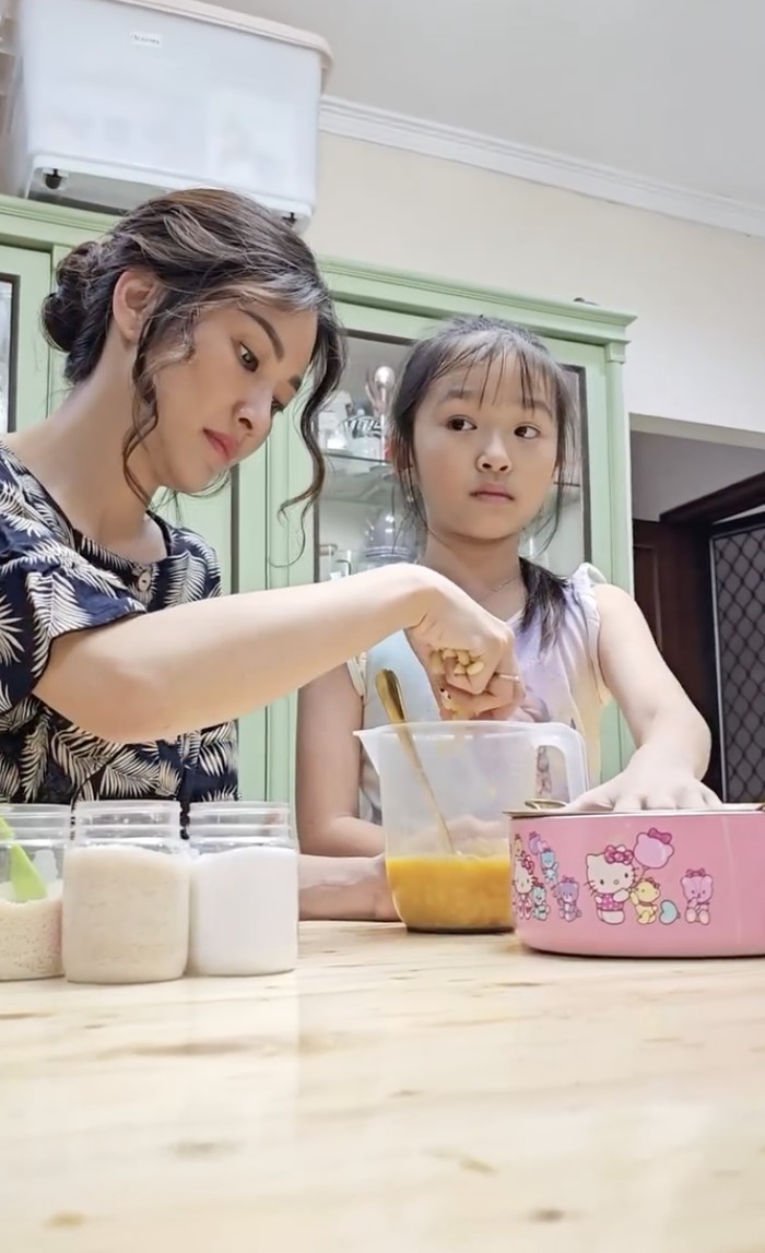Sarwendah Semangat Makan Lalapan dan Bikin Bekal Anak, Ini Potretnya Sarwendah Semangat Makan Lalapan dan Bikin Bekal Anak, Ini Potretnya