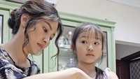 Tak hanya sendirian, Sarwendah mengajak anak pertamanya, Thalia untuk masak. Mereka membuat macaroni cheese. Seru ya? Foto: Instagram sarwendah29