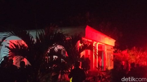 Satu rumah di Flores Timur, NTT, terbakar.
