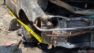 Penampakan Bangkai Sedan yang Meledak dan Terbakar di Tol Purbaleunyi