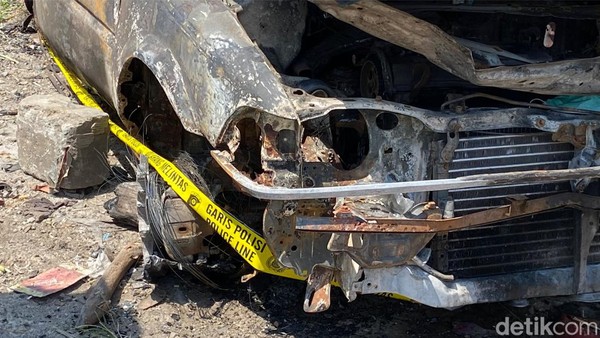 Penampakan Bangkai Sedan yang Meledak dan Terbakar di Tol Purbaleunyi