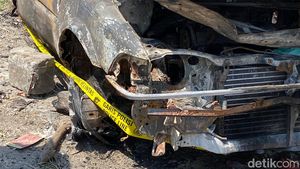 Penampakan Bangkai Sedan yang Meledak dan Terbakar di Tol Purbaleunyi