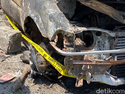 Penampakan Bangkai Sedan yang Meledak dan Terbakar di Tol Purbaleunyi